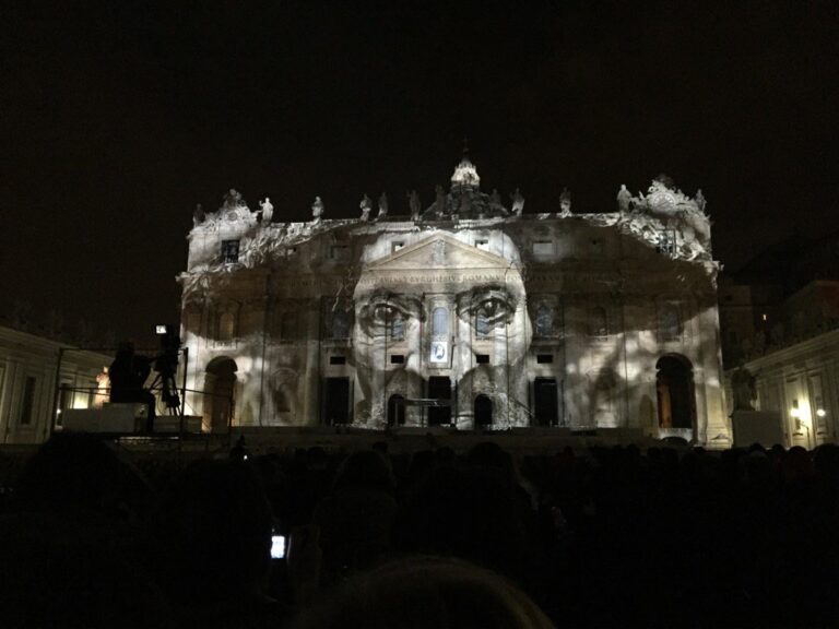 Fiat Lux illuminare la nostra casa comune Basilica di San Pietro 01 L'arte apre il Giubileo a San Pietro. Da Yann Arthus Bertrand a Steve McCurry, spettacolari proiezioni luminose sul cupolone: ecco qualche anteprima