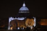 Fiat Lux illuminare la nostra casa comune Basilica di San Pietro 02 L'arte apre il Giubileo a San Pietro. Da Yann Arthus Bertrand a Steve McCurry, spettacolari proiezioni luminose sul cupolone: ecco qualche anteprima