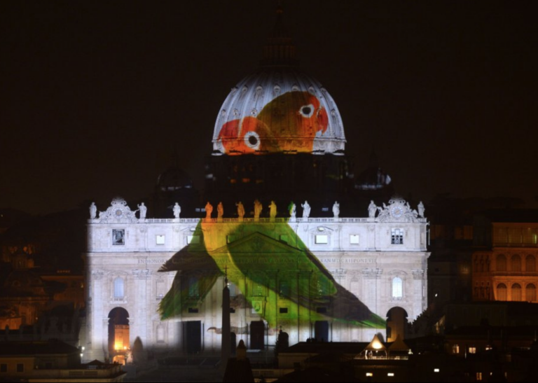 Fiat Lux illuminare la nostra casa comune Basilica di San Pietro 03 L'arte apre il Giubileo a San Pietro. Da Yann Arthus Bertrand a Steve McCurry, spettacolari proiezioni luminose sul cupolone: ecco qualche anteprima