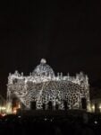 Fiat Lux illuminare la nostra casa comune Basilica di San Pietro 04 L'arte apre il Giubileo a San Pietro. Da Yann Arthus Bertrand a Steve McCurry, spettacolari proiezioni luminose sul cupolone: ecco qualche anteprima