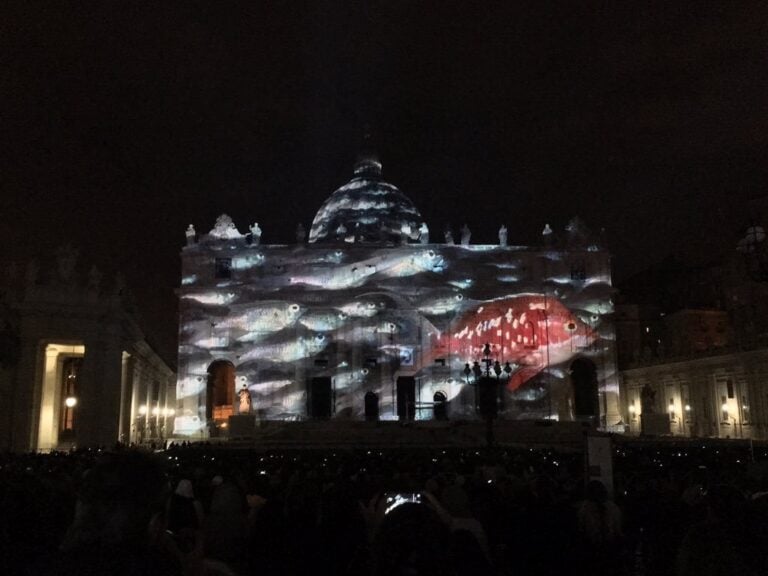 Fiat Lux illuminare la nostra casa comune Basilica di San Pietro 06 L'arte apre il Giubileo a San Pietro. Da Yann Arthus Bertrand a Steve McCurry, spettacolari proiezioni luminose sul cupolone: ecco qualche anteprima