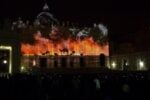 Fiat Lux illuminare la nostra casa comune Basilica di San Pietro 07 L'arte apre il Giubileo a San Pietro. Da Yann Arthus Bertrand a Steve McCurry, spettacolari proiezioni luminose sul cupolone: ecco qualche anteprima