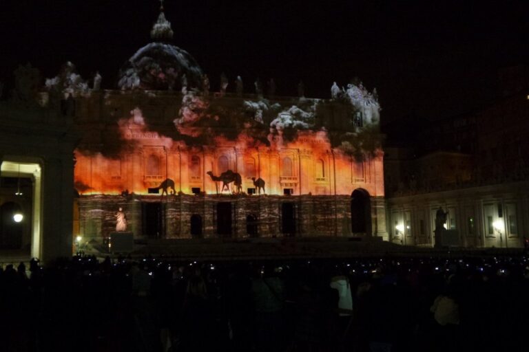 Fiat Lux illuminare la nostra casa comune Basilica di San Pietro 07 L'arte apre il Giubileo a San Pietro. Da Yann Arthus Bertrand a Steve McCurry, spettacolari proiezioni luminose sul cupolone: ecco qualche anteprima