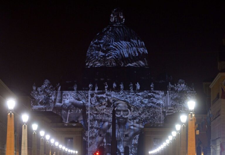 Fiat Lux illuminare la nostra casa comune Basilica di San Pietro 08 L'arte apre il Giubileo a San Pietro. Da Yann Arthus Bertrand a Steve McCurry, spettacolari proiezioni luminose sul cupolone: ecco qualche anteprima