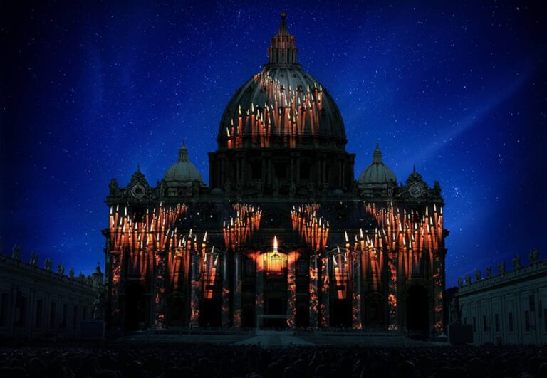 Fiat Lux illuminare la nostra casa comune Basilica di San Pietro 1 L'arte apre il Giubileo a San Pietro. Da Yann Arthus Bertrand a Steve McCurry, spettacolari proiezioni luminose sul cupolone: ecco qualche anteprima