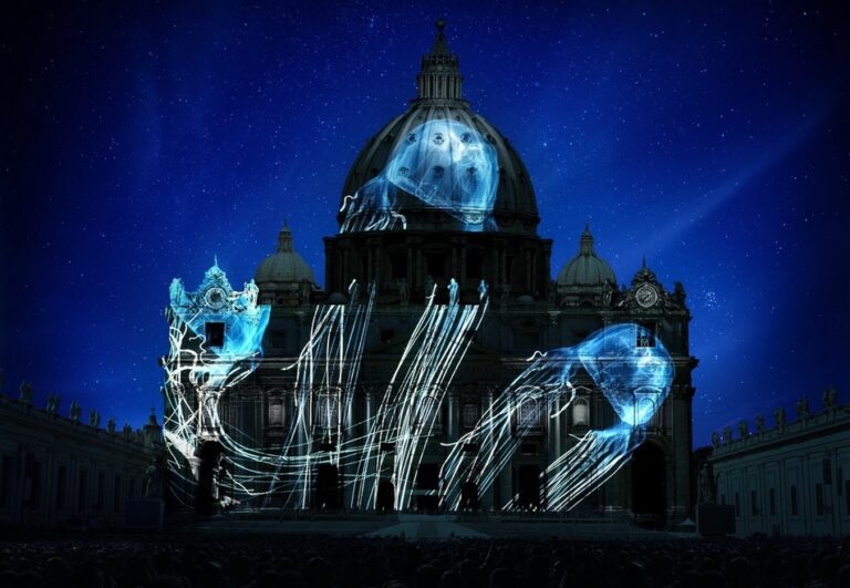 Fiat Lux illuminare la nostra casa comune Basilica di San Pietro 2 L'arte apre il Giubileo a San Pietro. Da Yann Arthus Bertrand a Steve McCurry, spettacolari proiezioni luminose sul cupolone: ecco qualche anteprima
