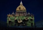 Fiat Lux illuminare la nostra casa comune Basilica di San Pietro 3 L'arte apre il Giubileo a San Pietro. Da Yann Arthus Bertrand a Steve McCurry, spettacolari proiezioni luminose sul cupolone: ecco qualche anteprima
