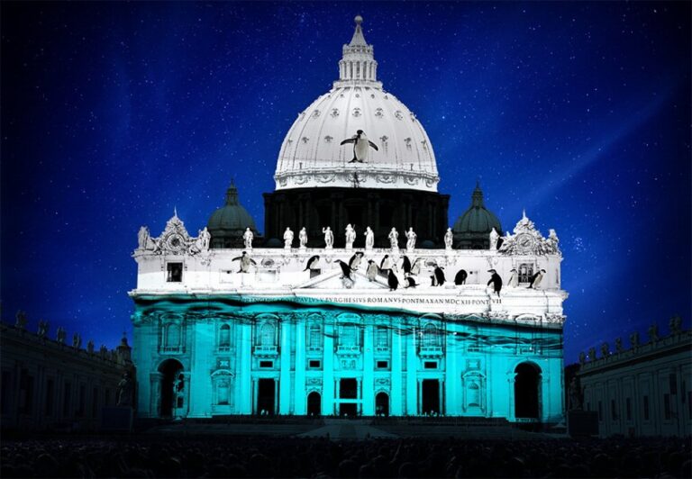 Fiat Lux illuminare la nostra casa comune Basilica di San Pietro L'arte apre il Giubileo a San Pietro. Da Yann Arthus Bertrand a Steve McCurry, spettacolari proiezioni luminose sul cupolone: ecco qualche anteprima
