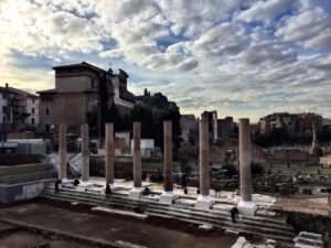 Roma ricostruisce sette colonne del Foro della Pace ai Fori Imperiali. Giusto? Sbagliato? L’inaugurazione entro Natale, qui intanto ecco immagini e video