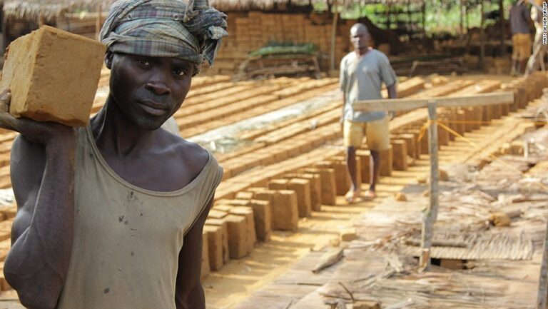 Ilima, la costruzione cresce dal terreno a partire dalla fabbricazione dei mattoni (c) African Wildlife Foundation