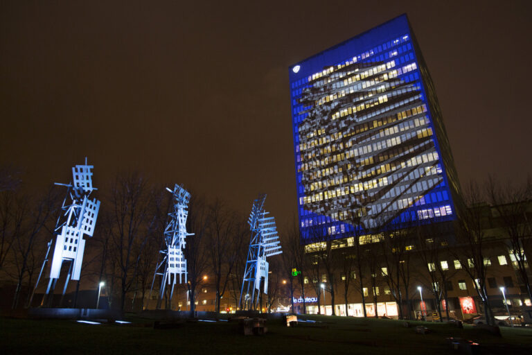 Luminothérapie Montréal 3 Un’installazione interattiva luminosa riscalda l’inverno di Montréal. Ecco la nuova opera di arte pubblica nella piazza Quartier des Spectacles