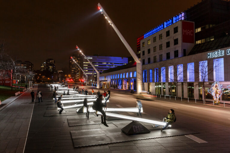 Luminothérapie Montréal 4 Un’installazione interattiva luminosa riscalda l’inverno di Montréal. Ecco la nuova opera di arte pubblica nella piazza Quartier des Spectacles