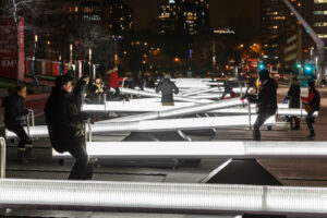 Un’installazione interattiva luminosa riscalda l’inverno di Montréal. Ecco la nuova opera di arte pubblica nella piazza Quartier des Spectacles
