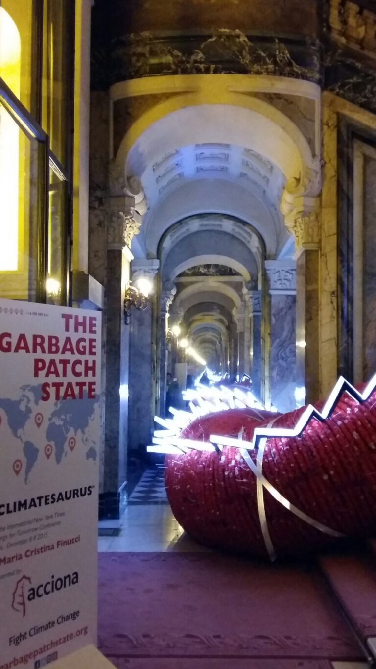 Maria Cristina Finucci Climatesaurus Palazzo Potocki Parigi 1 Arte a Parigi per Cop 21. Ecco le immagini dell'installazione di Maria Cristina Finucci a Palazzo Potocki: un serpente di plastica contro il Garbage Patch