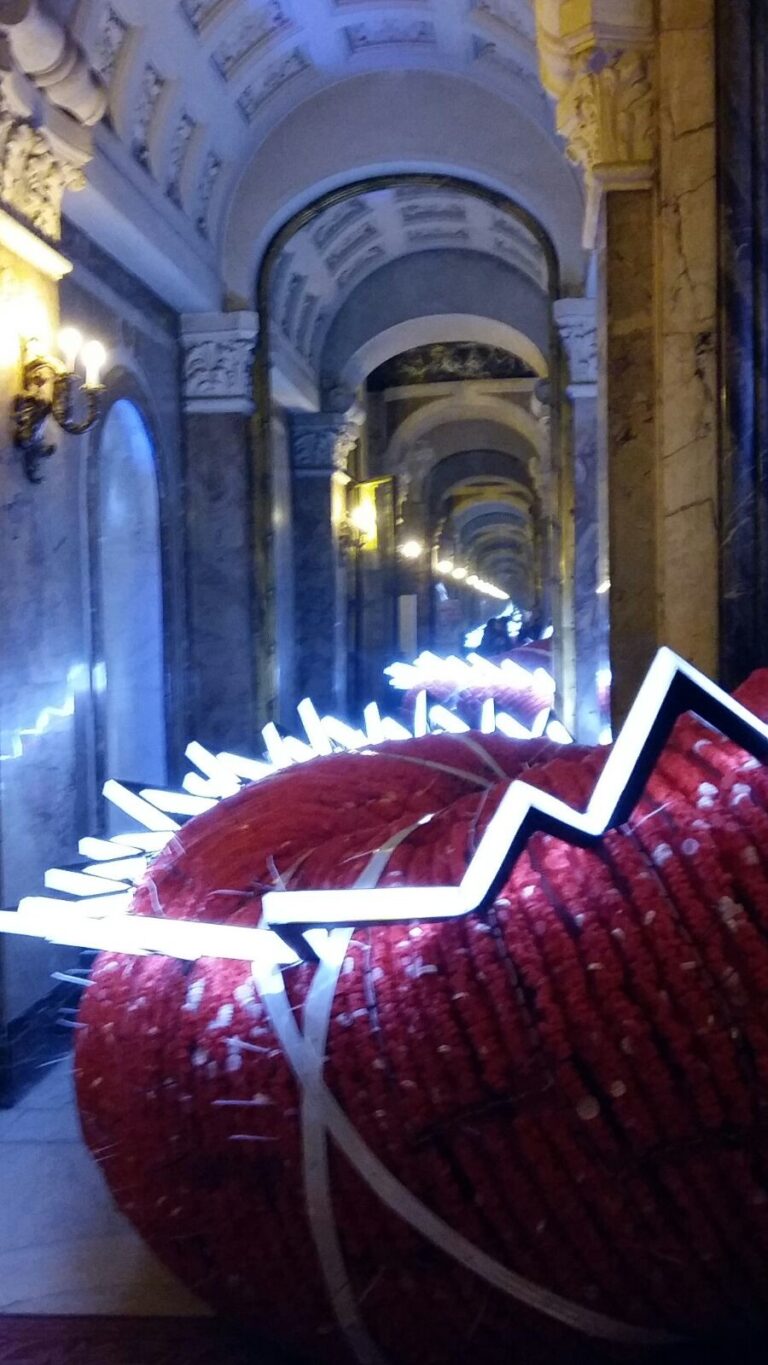 Maria Cristina Finucci Climatesaurus Palazzo Potocki Parigi 3 Arte a Parigi per Cop 21. Ecco le immagini dell'installazione di Maria Cristina Finucci a Palazzo Potocki: un serpente di plastica contro il Garbage Patch