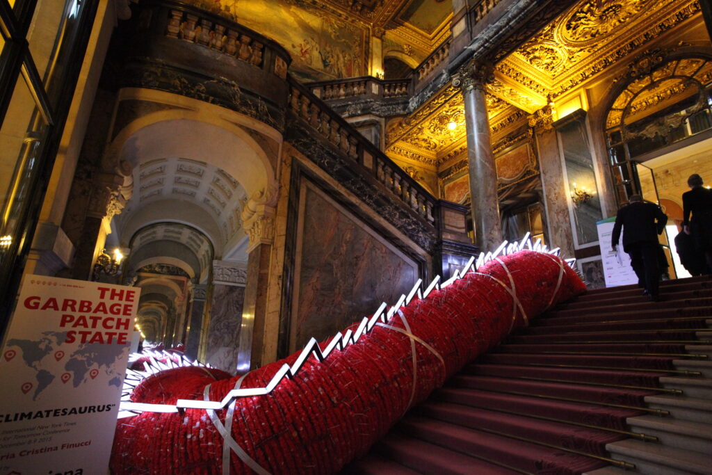 Arte a Parigi per Cop 21. Ecco le immagini dell’installazione di Maria Cristina Finucci a Palazzo Potocki: un serpente di plastica contro il Garbage Patch