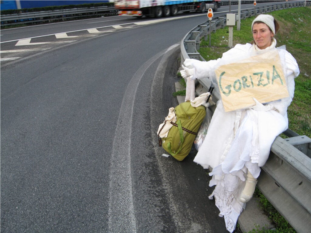 Vi ricordate di Pippa Bacca, l’artista viaggiatrice uccisa nel 2008 in Turchia? Ora un libro ne celebra vita, progetti e memoria