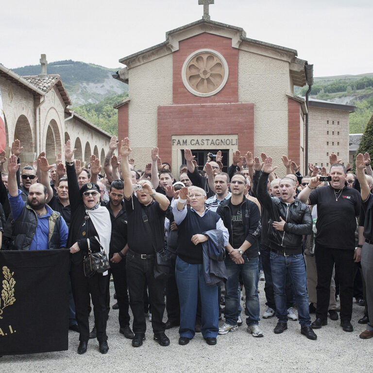 Predappio FC aprile 2012. Nostalgici riuniti al cimitero di San Cassiano per lanniversario della morte di Benito Mussolini. ©Simone Donati TerraProject Si chiama Minimum, ma non fatevi ingannare dal nome. Il 28 dicembre apre a Palermo un nuovo spazio dedicato allo studio e alla promozione della fotografia