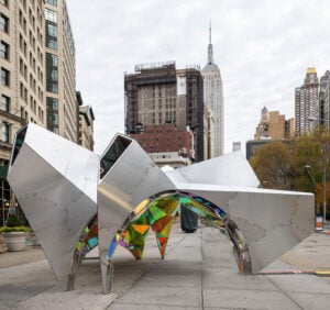 Una stella? Un’astronave? Ecco Nova, l’installazione urbana dello studio di design newyorkese SOFTlab, che ha trovato posto ai piedi del mitico Flatiron