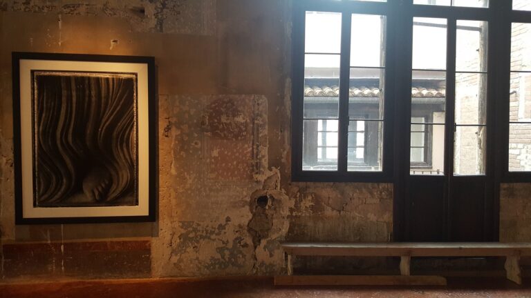 Sarah Moon Omaggio a Mariano Fortuny veduta della mostra presso Palazzo Fortuny Venezia 2015 Immagini da Palazzo Fortuny a Venezia, con un nuovo poker di mostre al femminile. Quattro donne illustri, accomunate da un’energia creativa senza limiti