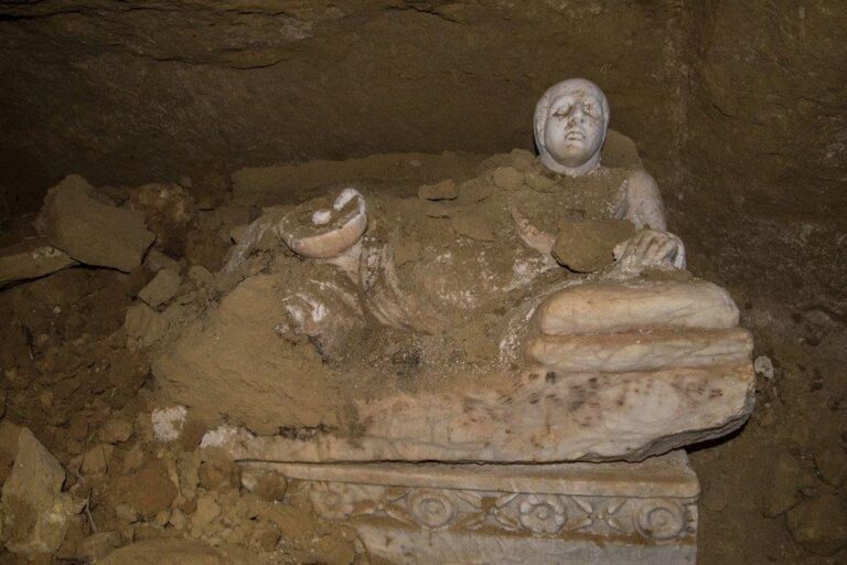 Sarcofagi etruschi rinvenuti a Città della Pieve 2 Grande scoperta in un terreno agricolo in Umbria. Ecco le immagini dei due grandi sarcofagi etruschi venuti alla luce a Città della Pieve