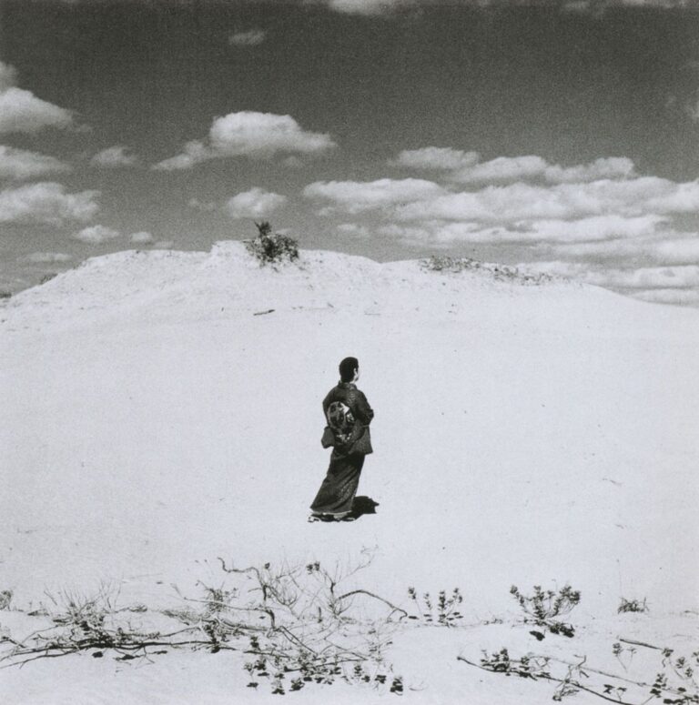 Shoji Ueda il Photobook dell’anno 09 Shoji Ueda e l’ossessione di una vita per le dune vicino a casa. Per il Guardian la raccolta di scatti del fotografo giapponese è il Photobook dell’anno
