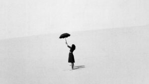 Shoji Ueda e l’ossessione di una vita per le dune vicino a casa. Per il Guardian la raccolta di scatti del fotografo giapponese è il Photobook dell’anno