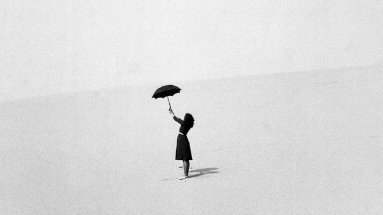 Shoji Ueda il Photobook dell’anno 07 Shoji Ueda e l’ossessione di una vita per le dune vicino a casa. Per il Guardian la raccolta di scatti del fotografo giapponese è il Photobook dell’anno