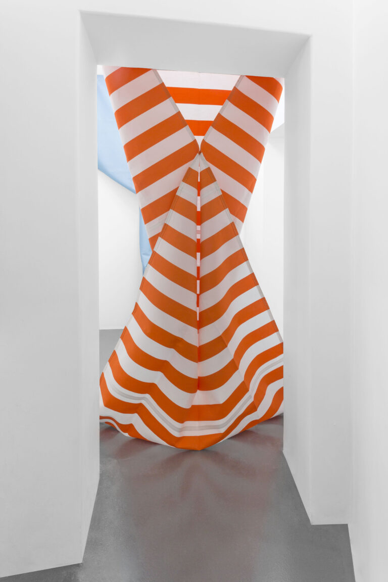 Sonia Kacem, Plis (rayé orange, blanc), 2015 – Courtesy the Artist & T293, Napoli-Roma - photos Maurizio Esposito