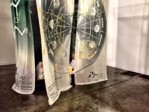 Miami Updates: in un angolo nascosto della fiera un gruppo di artisti e astrologi leggono le stelle per i visitatori e fanno previsioni
