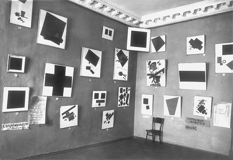 The Last Futurist Exhibition of Painting 0,10, Petrograd, inverno 1915:16 - la sala di Malevich con il Quadrato nero - Russian State Archives