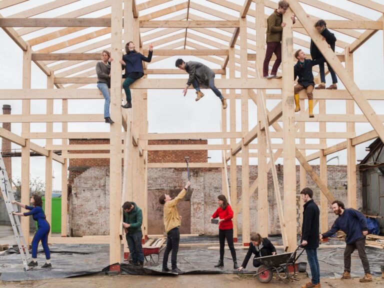 Turner Prize vince Assemble L'architettura (sociale) trionfa al Turner Prize. Assemble, un collettivo di under 30, vince il premio con un progetto di riqualificazione urbana a Liverpool