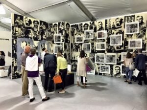 Miami Updates: immagini dalla quarta edizione di Untitled. Fiera in crescita, 120 gallerie e partner di prestigio: come Toilet Paper di Cattelan-Ferrari