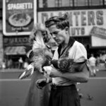 Vivian Maier, Ragazzo con piccioni, senza data © Vivian Maier / John Maloof Collection / Howard Greenberg Gallery, New York