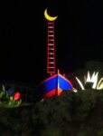 VoglioLaLuna di Miki Carone Una scala per toccare la luna. Ecco le immagini del monumento ai pescatori donato dall’artista Miki Carone a Polignano a Mare