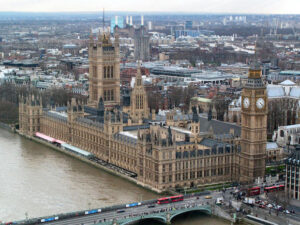 Foster + Partners tra gli studi internazionali schierati come consiglieri per il restauro del Parlamento di Londra. Al vaglio 3 progetti di intervento. Il più caro da 5,7 miliardi di sterline