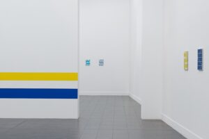 Giallo, blu e grigio a Milano. Da Brand New Gallery