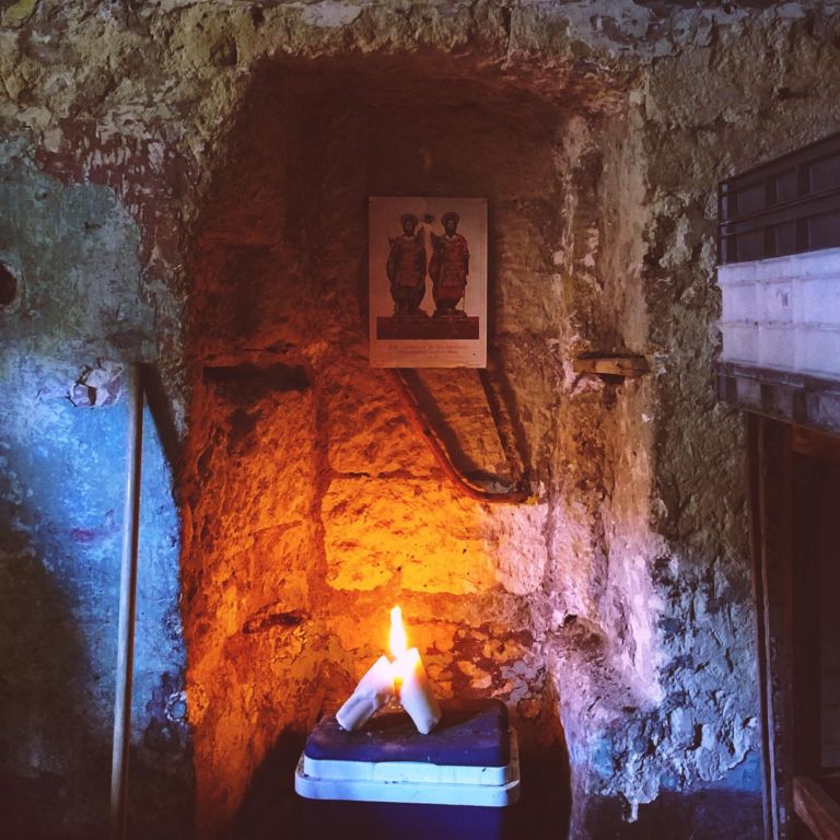 Altare votivo dedicato ai SS. Medici realizzato da due spaccacozze, Taranto Vecchia