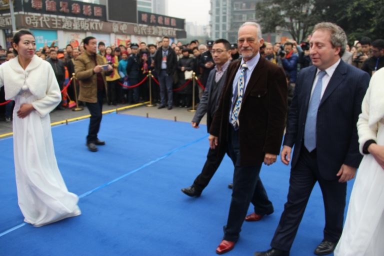 Arrivo dellartista Giuseppe Carta con il console Sergio Maffettone alla passarella per il grande peperoncino CAPSICA RedLight Italiani in trasferta. Un succulento peperoncino rosso, in Cina. Ecco le immagini della megascultura dell’artista sardo Giuseppe Carta inaugurata nella città di Chongqing