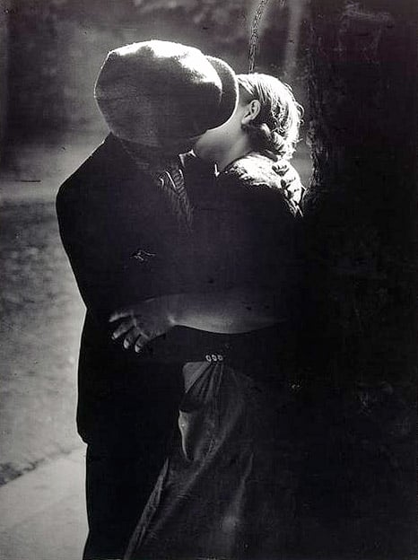 Brassaï, Il bacio, 1932 - copyright Estate Brassaï