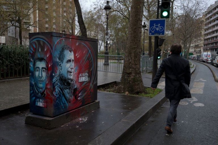 C215 Je suis Ahmed “Je suis Ahmed”. Lo street artist C215 ricorda la strage di Charlie Hebdo con stencil dedicati al poliziotto Ahmed e al direttore della rivista Charb: ecco le immagini