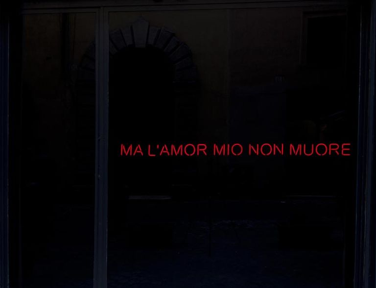 Claire Fontaine, Ma l'Amor Mio Non Muore, 2012, courtesy T293 Naples-Rome, photo Maurizio Esposito