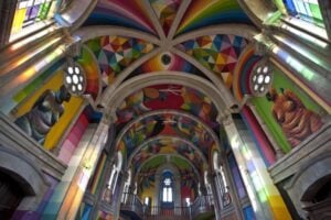 E una chiesa abbandonata diventa skate park, affrescata dallo street artist madrileno Okuda