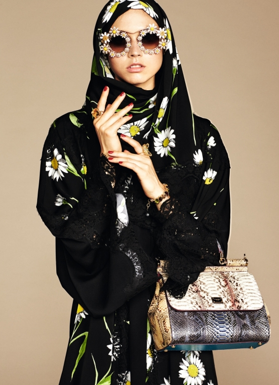 Dolce Gabbana Abaya line Lusso nero e beige sabbia. Dolce & Gabbana lanciano la prima collezione musulmana di hijab e abaya: ecco le immagini