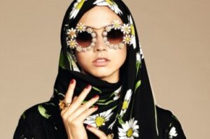 Lusso nero e beige sabbia. Dolce & Gabbana lanciano la prima collezione musulmana di hijab e abaya: ecco le immagini