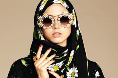 Dolce Gabbana Abaya line 1 Lusso nero e beige sabbia. Dolce & Gabbana lanciano la prima collezione musulmana di hijab e abaya: ecco le immagini