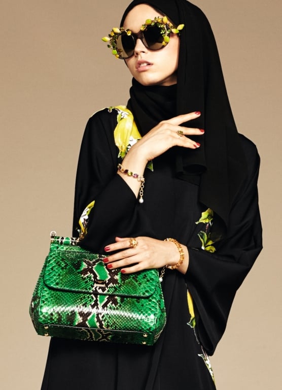 Dolce Gabbana Abaya line Lusso nero e beige sabbia. Dolce & Gabbana lanciano la prima collezione musulmana di hijab e abaya: ecco le immagini