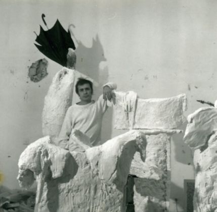 Giacinto Cerone nel suo studio a Roma nel 1993. Courtesy Archivio Cerone, Roma