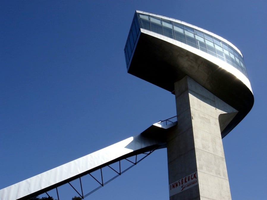 Lanciarsi nel vuoto, da un capolavoro dell’architettura. È progettato da Zaha Hadid il trampolino di  Innsbruck che ospita il mondiale di salto con gli sci