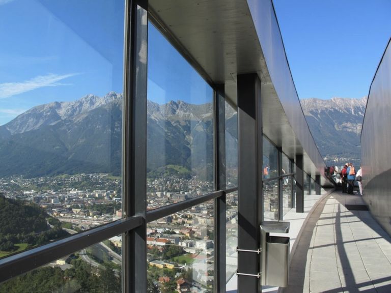 Il Bergisel Ski Jump di Innsbruck disegnato da Zaha Hadid 2 Lanciarsi nel vuoto, da un capolavoro dell'architettura. È progettato da Zaha Hadid il trampolino di Innsbruck che ospita il mondiale di salto con gli sci
